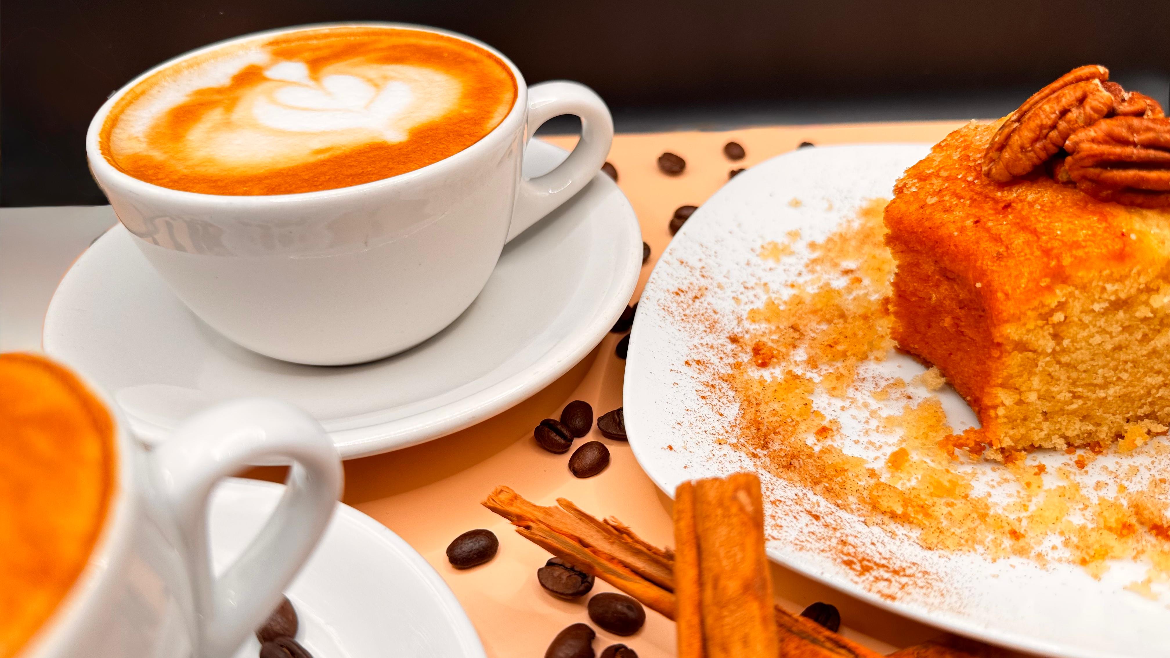 Delicioso café con pan de nuez